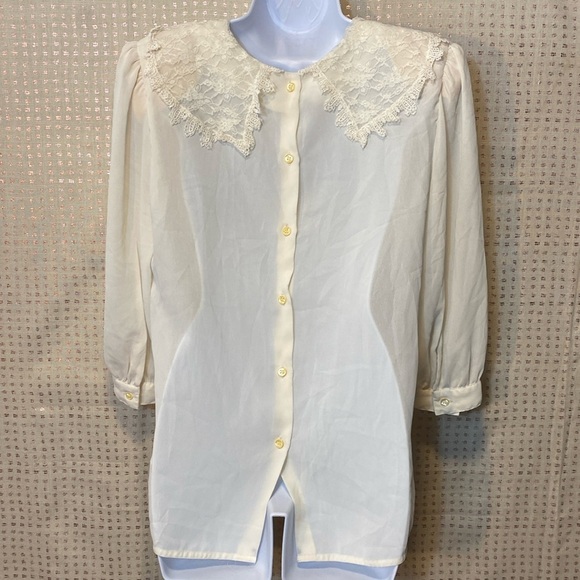 VNTG Nilani Lace Bid Blouse with Buttons Down the Back - Picture 7 of 9